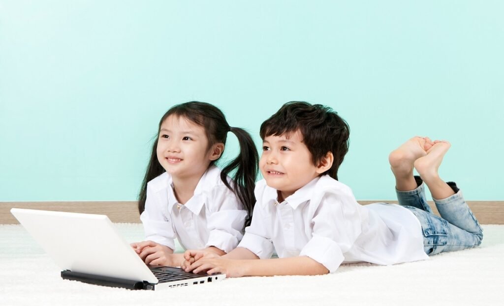 Tiếng Anh Lớp 1 Cho Trẻ Mới Bắt Đầu: 10 Trò Chơi Học Từ Vựng Dễ Nhớ