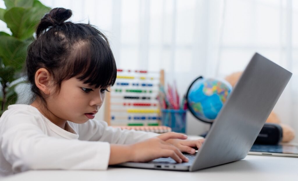 Tiếng Anh Cho Trẻ Em Lớp 1: Cách Giúp Trẻ Học Tiếng Anh Một Cách Tự Nhiên