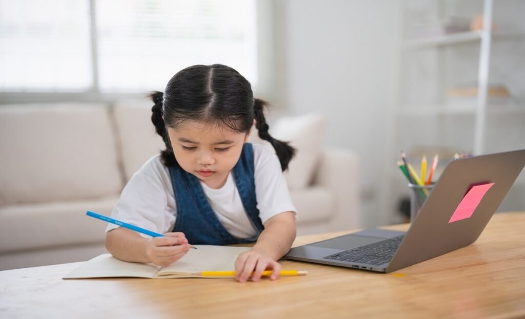 Trẻ Em Học Ngoại Ngữ Sớm Có Thực Sự Tốt Hơn? Bằng Chứng Từ Nghiên Cứu
