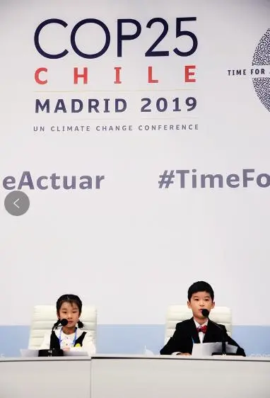 Sinh viên 51Talk Lý Tử Lâm (trái) và Trần Hạc Đồ (phải) đã có bài phát biểu tại Hội nghị Biến đổi Khí hậu của Liên Hợp Quốc